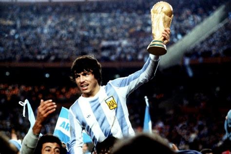 Argentina captain Daniel Passarella with the World Cup in 1978 ...