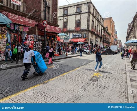 Busy Streets of Historic Part of Mexico City Editorial Photography ...