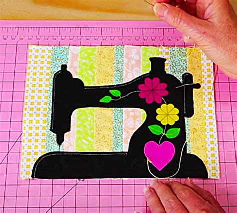 How To Make A Sewing Machine Mini Quilt With Free Pattern