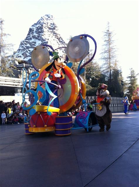 Disneyland Parade Viewing Tips – The Memorable Journey ~ The Affordable Mouse