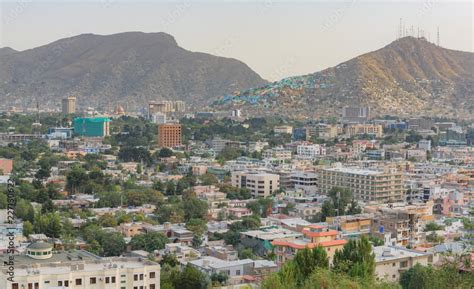 Fotografia do Stock: Kabul Afghanistan city scape skyline, mosque and Kabul hills mountains with ...