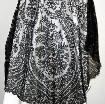 Couture Historique: Chantilly Lace Shawl