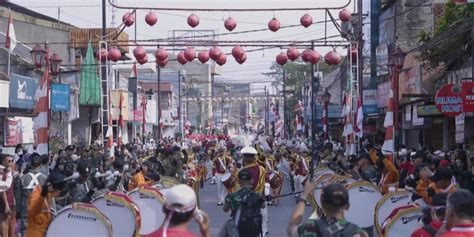 Indonesians parade 100-metre flag ahead of Independence Day | Myanmar ...