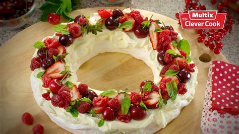 Christmas Pavlova wreath | Christmas pavlova, Christmas pavlova recipe ...