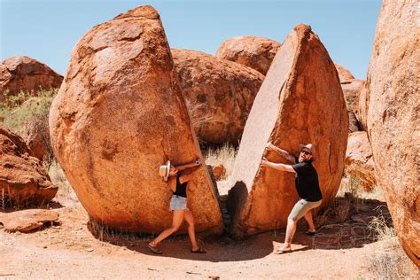 Camping at The Devils Marbles (Karlu Karlu) - LaMochilaLista.com