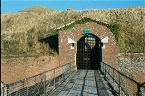 Memorials and Monuments in the Isle of Wight : Bembridge (Culver Down) : Fort