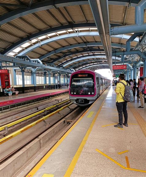 A Metro Train Arriving in the Purple Line Station at Indiranagar, Bangalore Editorial ...