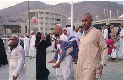 Pakistani carries 100-year old mom to Haj - News - Emirates - Emirates24|7