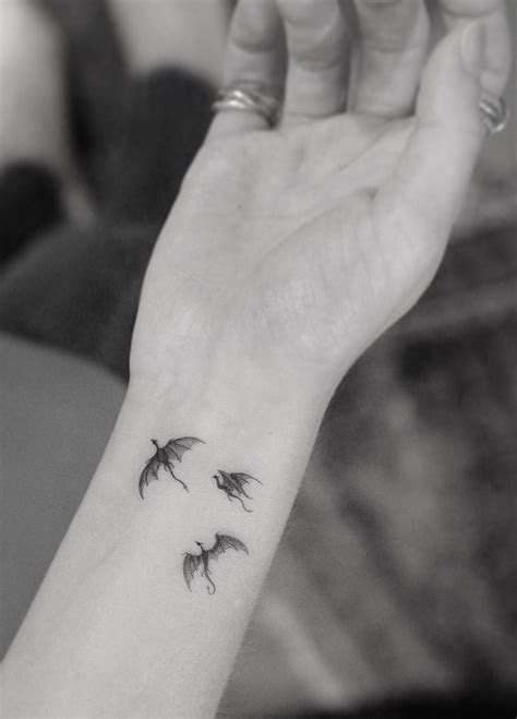 Dainty dragons tattoo | Tatuajes de dragón pequeños, Ideas de tatuaje femenino, Diseños de ...