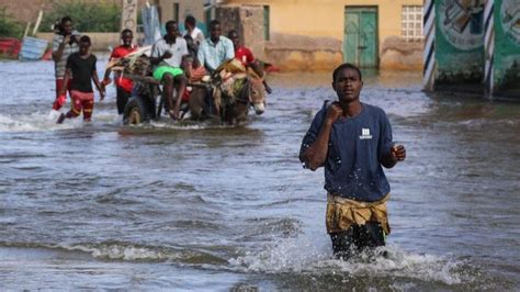 Somalia floods: Fourteen killed and thousands trapped in their homes - BBC News