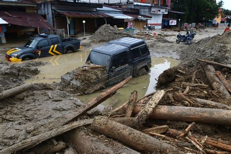 Flash floods hit Indonesia, killing at least 21, displacing hundreds | Daily Sabah