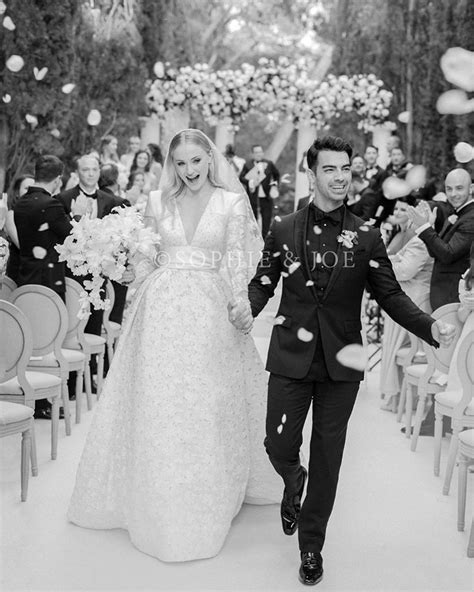 La robe de mariée de Sophie Turner révélée : la première photo de son mariage avec Joe Jonas | E ...