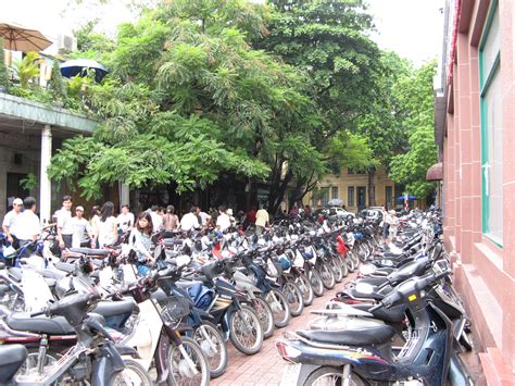 Berkas:Motorbikes at hanoi vietnam.jpg - Wikipedia bahasa Indonesia, ensiklopedia bebas
