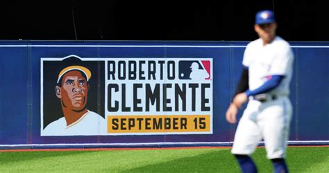 Five Astros wear No. 21 on Roberto Clemente Day