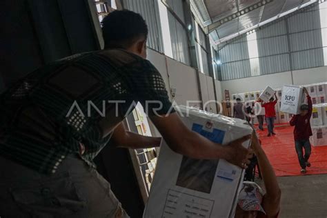 Distribusi logistik Pemilu 2024 KPU Kota Pekalongan | ANTARA Foto