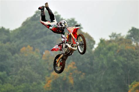 Stunts Amazing Pictures, Dirt Bikes, Adrenaline, Stunts, Bicycle, Bike, Waterfalls, Bicycle Kick ...