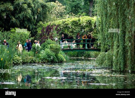 Monet's garden giverny japanese bridge hi-res stock photography and ...