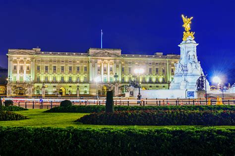 View Of Buckingham Palace At Night Stock Photo - Download Image Now ...