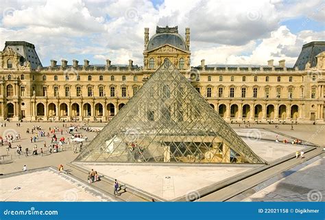 Louvre Museum Pyramid, Paris Editorial Stock Photo - Image of beautiful ...