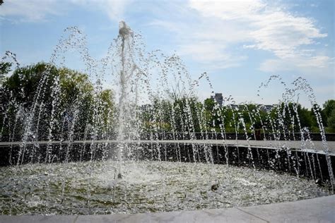 Premium Photo | Fountain in city park