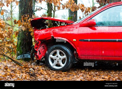 Car collision with tree hi-res stock photography and images - Alamy