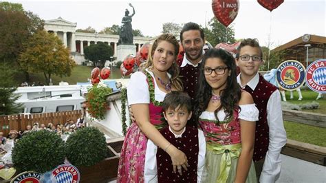 Claudio Pizarro presente en el Oktoberfest con su esposa e hijos | America deportes