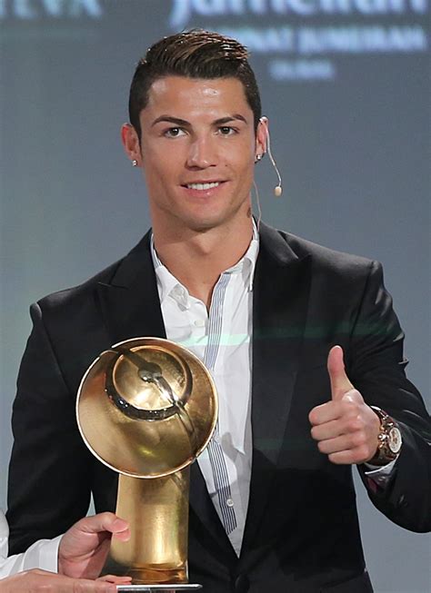 Fotos: Cristiano Ronaldo recebe prêmio em Dubai - 28/12/2013 - UOL Esporte