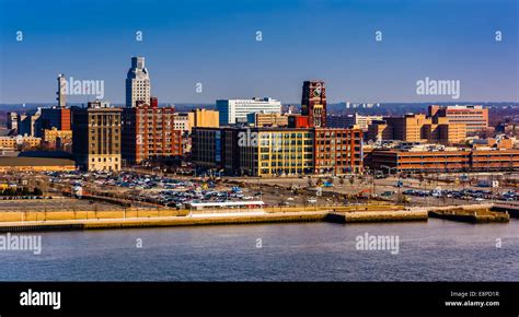 City skyline from camden new jersey hi-res stock photography and images ...