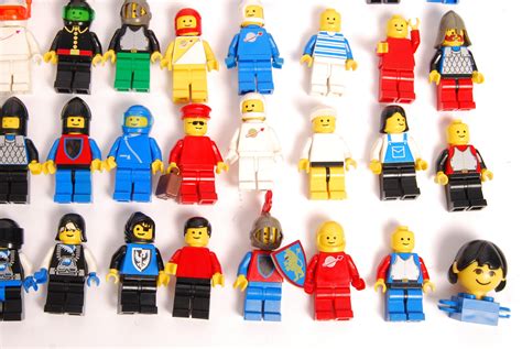 A large collection of some 100+ assorted vintage 1980's / 90's Lego Minifigures. Including; Space