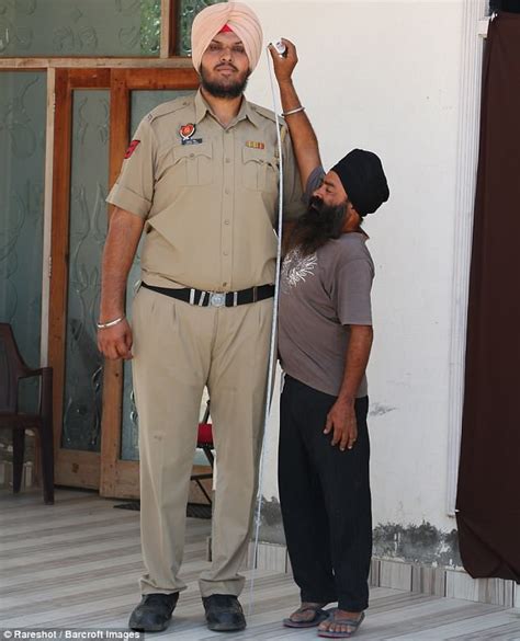 7ft 6in traffic cop from India is the world's tallest policeman - Big ...