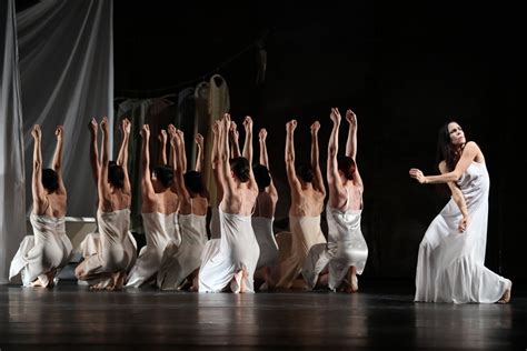 Tanztheater Wuppertal, Pina Bausch Iphigenie auf Tauris | Pina bausch, Contemporary dance ...