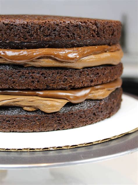 Baileys Chocolate Cake: Easy Recipe w/ Decadent Frosting