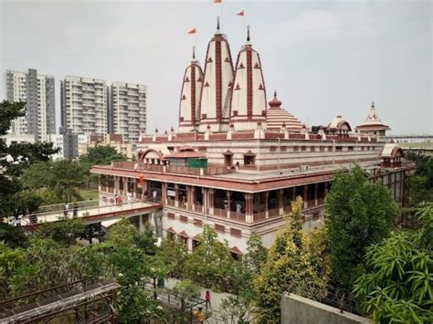 File:ISKCON temple in katraj,pune.jpg - Wikimedia Commons