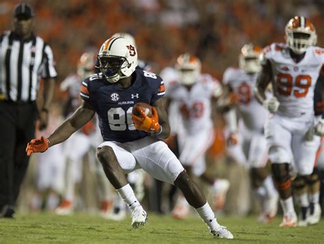 Auburn WR Marcus Davis has been playing with severely injured hand | USA TODAY Sports