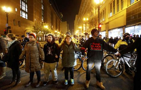 Protesters Block Chicago Streets Over Video of Laquan McDonald's Killing - NBC News