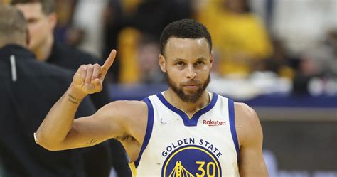 Stephen Curry Has 'Nearly Locked' Lifetime Under Armour Contract Worth ...