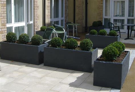 Beautiful 8 Modern Outdoor Planters for Your Front Porch | Outdoor planter designs, Contemporary ...