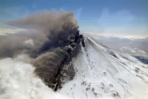 Eruption of Alaska volcano Mount Pavlof disrupts flights - ABC News