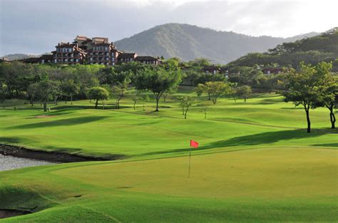 Top 4 Costa Rica Golf Courses. The ultimate guide to golfing in Costa Rica | The Weekly Crawler