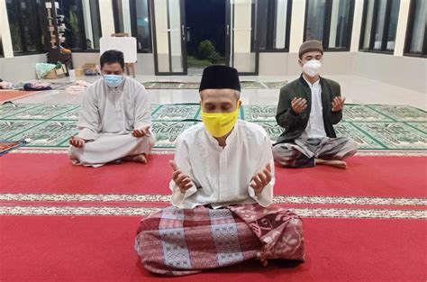 Detail Gambar Orang Berdoa Di Masjid Koleksi Nomer 12