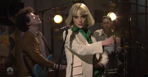 'SNL': St. Vincent Delights with a Dreamy, '70s Influenced Performance