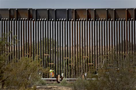 450 miles of border wall by next year? In Arizona, it starts | AP News