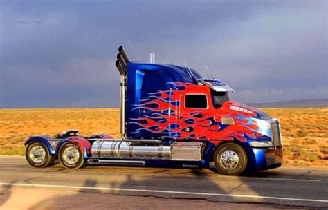 imagenes de optimus prime en camion | Camiones de lujo, Camiones de transporte, Optimus prime camion