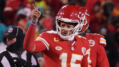 Patrick Mahomes explains bizarre helmet situation in win vs. Dolphins ...