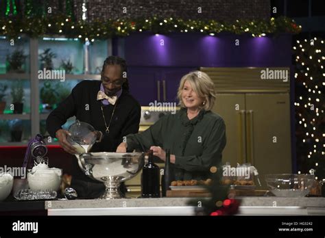 MARTHA AND SNOOP'S POTLUCK DINNER PARTY, (from left): Snoop Dogg, Martha Stewart, 'Deck the ...