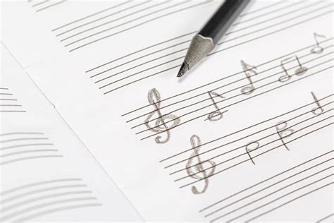 Music sheet and handwritten musical notes with black pencil - Creative Commons Bilder