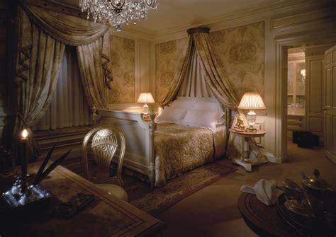 CLIVE CHRISTIAN OF NOTTINGHAM: Clive Christian Luxury Bedroom Furniture | Luxurious bedrooms ...