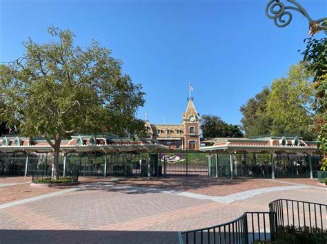 PHOTOS: Mickey Floral Planter Refreshed at Disneyland Entrance; Social ...