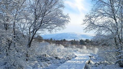 Snow sweeps through Scotland after big freeze - BBC News