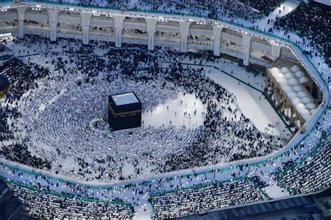 Makkah’s Grand Mosque Welcomes a Million Worshippers Daily